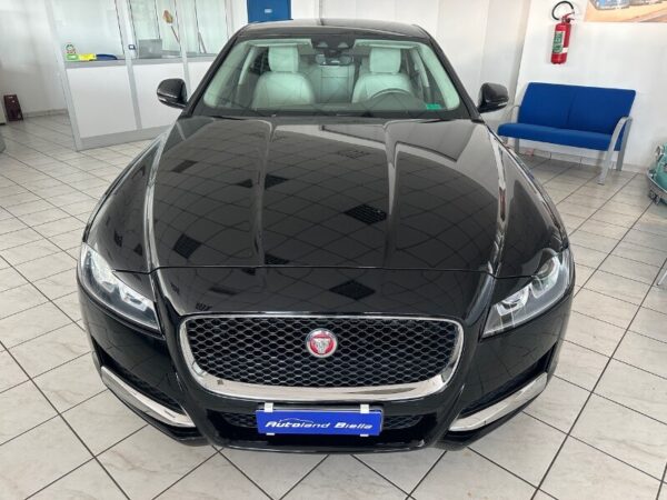 JAGUAR XF 2ª serie  (X260) XF 2.0 D 240 CV AWD aut. Prestige - immagine 3