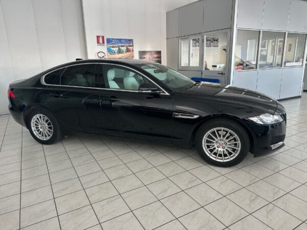 JAGUAR XF 2ª serie  (X260) XF 2.0 D 240 CV AWD aut. Prestige - immagine 4