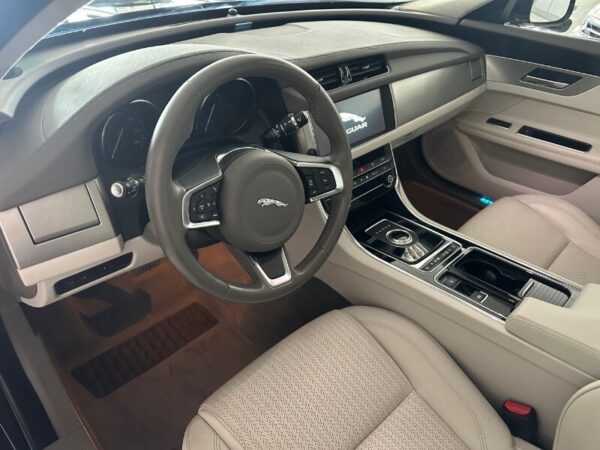 JAGUAR XF 2ª serie  (X260) XF 2.0 D 240 CV AWD aut. Prestige - immagine 9