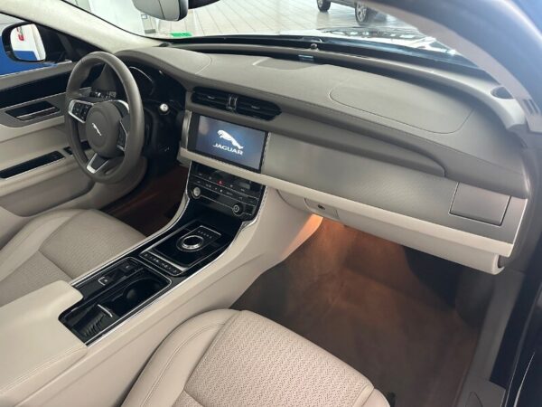 JAGUAR XF 2ª serie  (X260) XF 2.0 D 240 CV AWD aut. Prestige - immagine 10