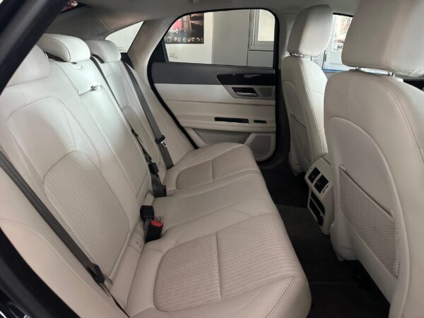 JAGUAR XF 2ª serie  (X260) XF 2.0 D 240 CV AWD aut. Prestige - immagine 14