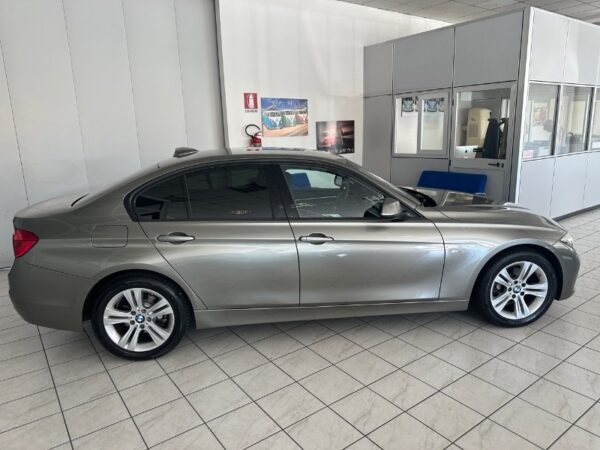 BMW Serie 3    (F30/31) 318d xDrive Sport - immagine 5