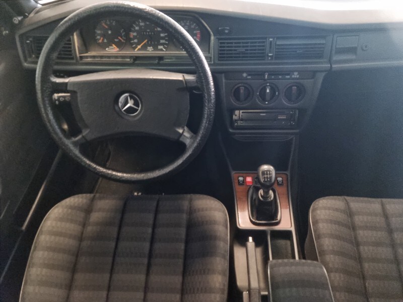 MERCEDES 190 2.0 E - immagine 11